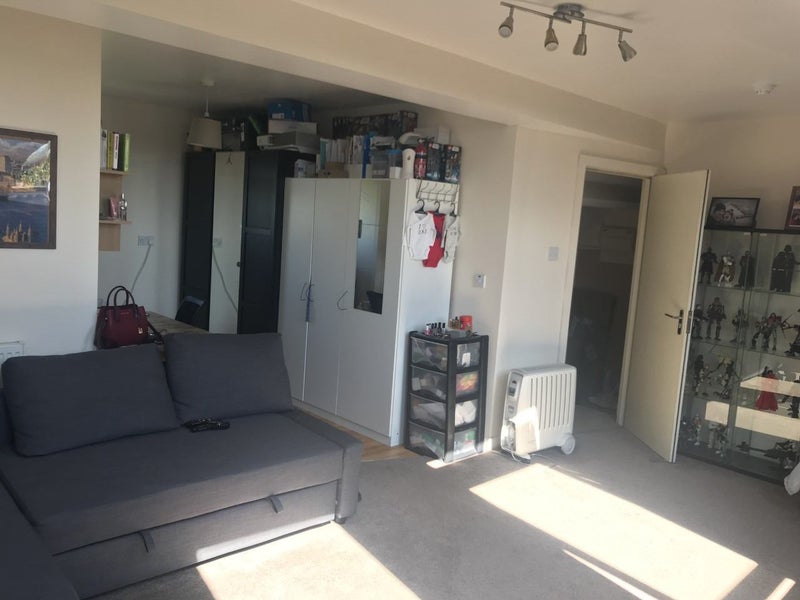 Room Fordhook Avenue in Greater London