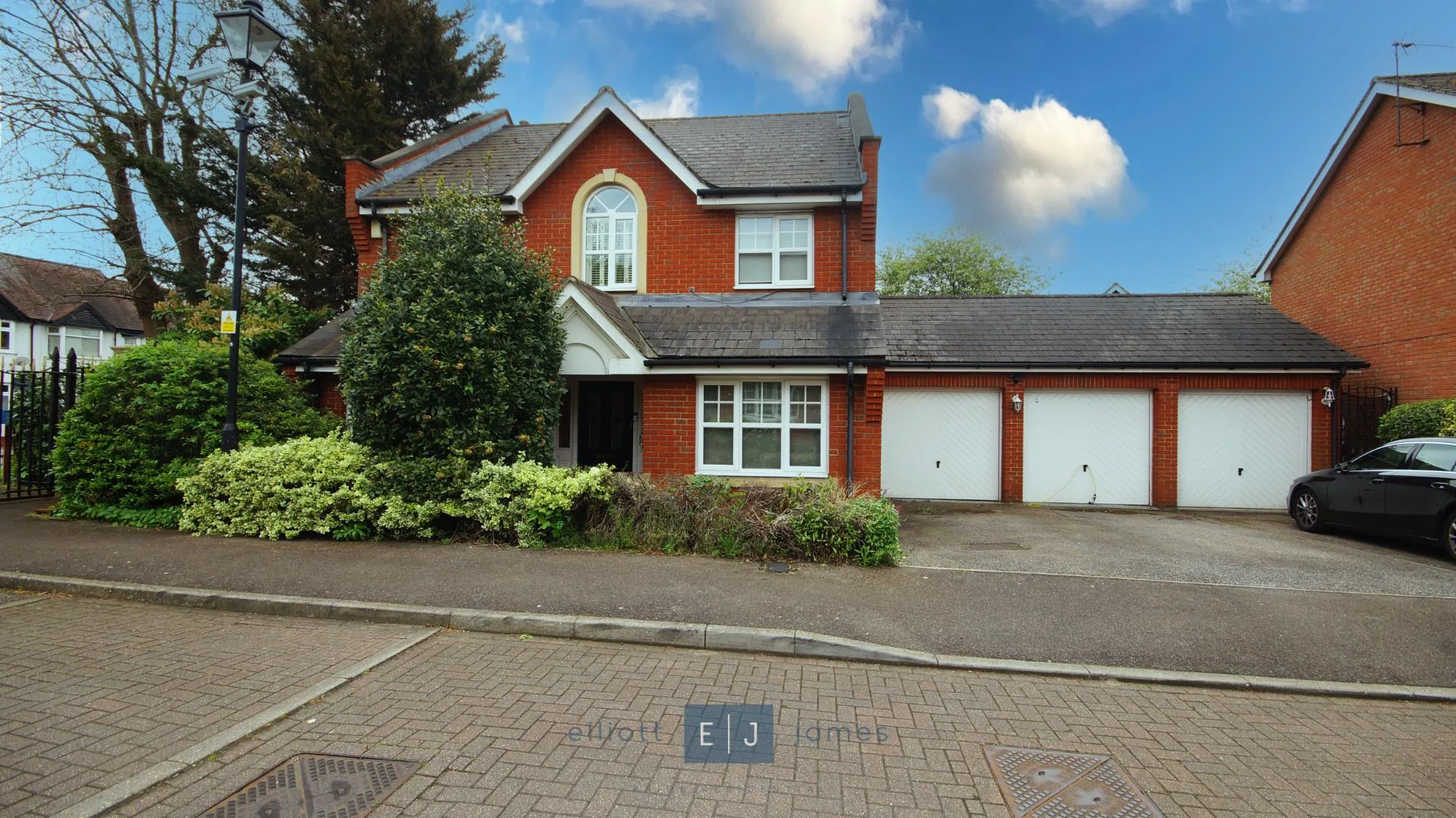 House Amber Lane in Greater London