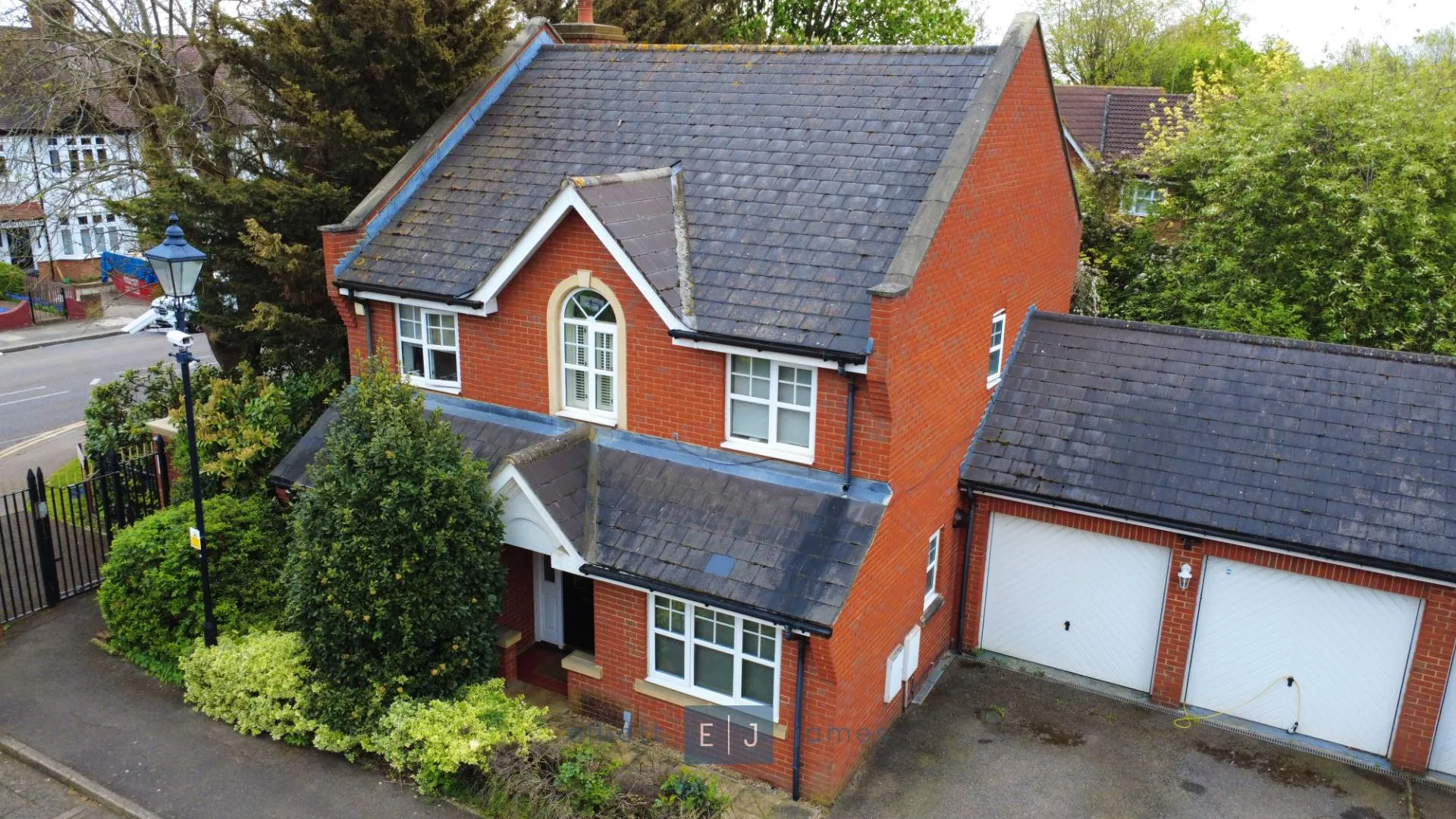 House Amber Lane in Greater London