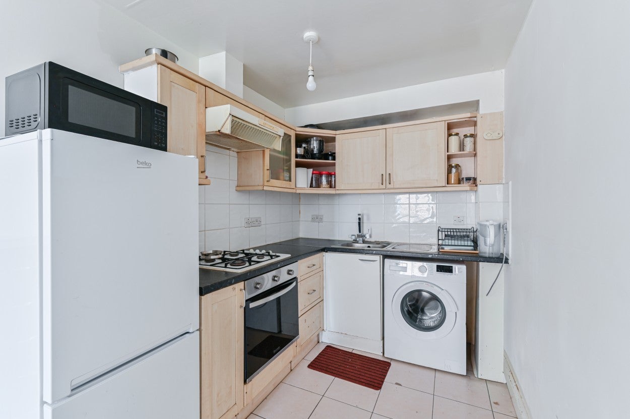 Flat Lewisham Way in Greater London