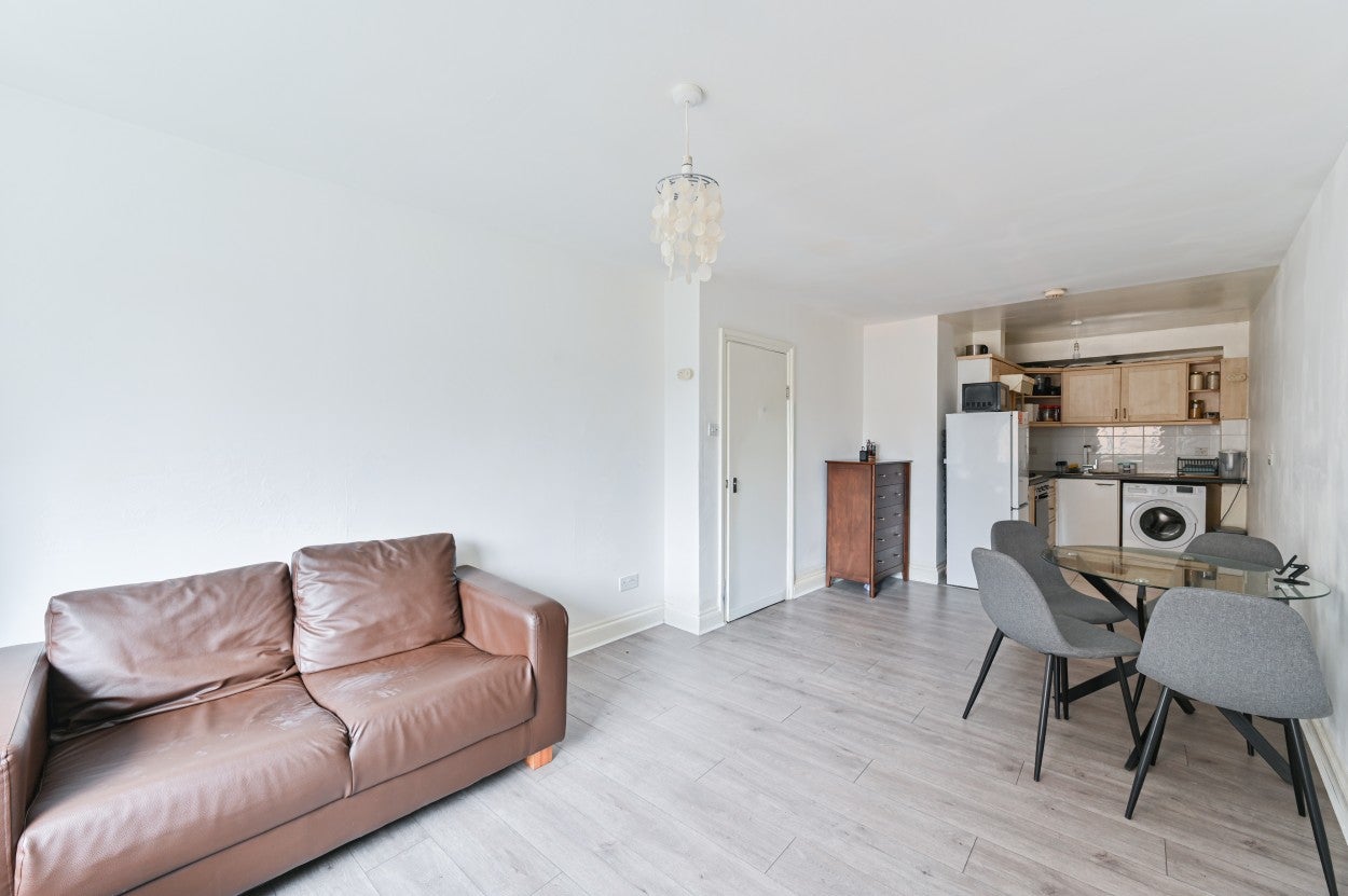 Flat Lewisham Way in Greater London