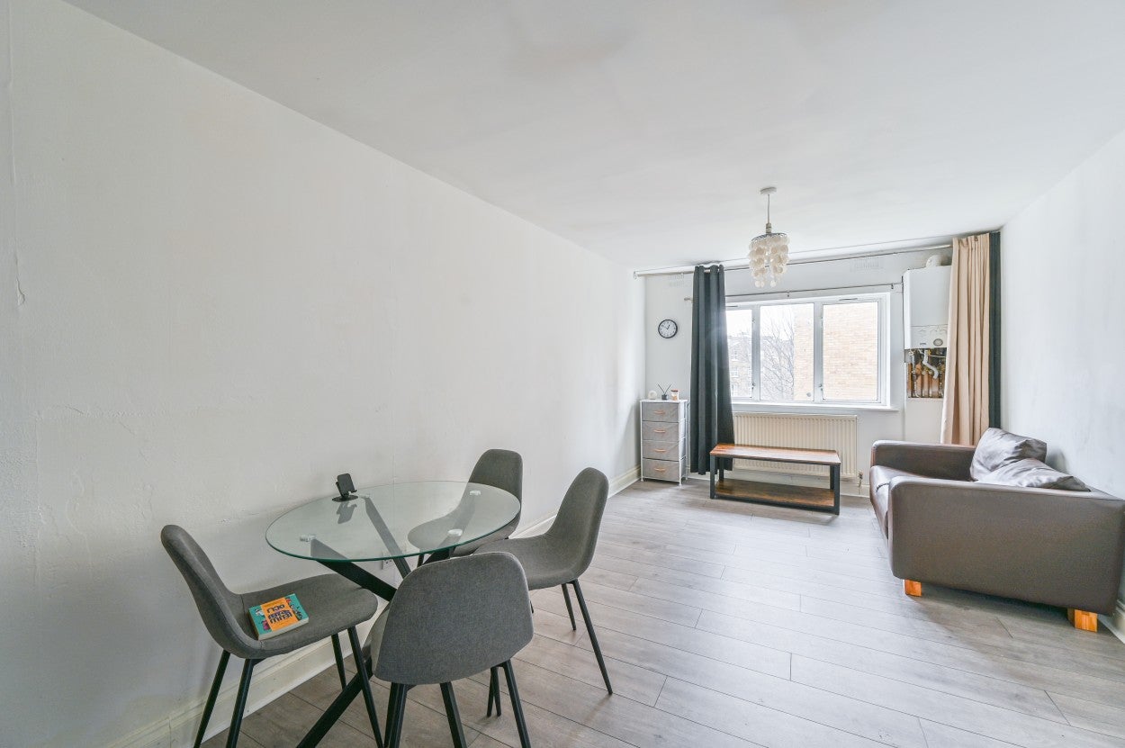 Flat Lewisham Way in Greater London