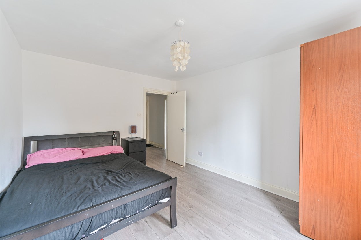 Flat Lewisham Way in Greater London