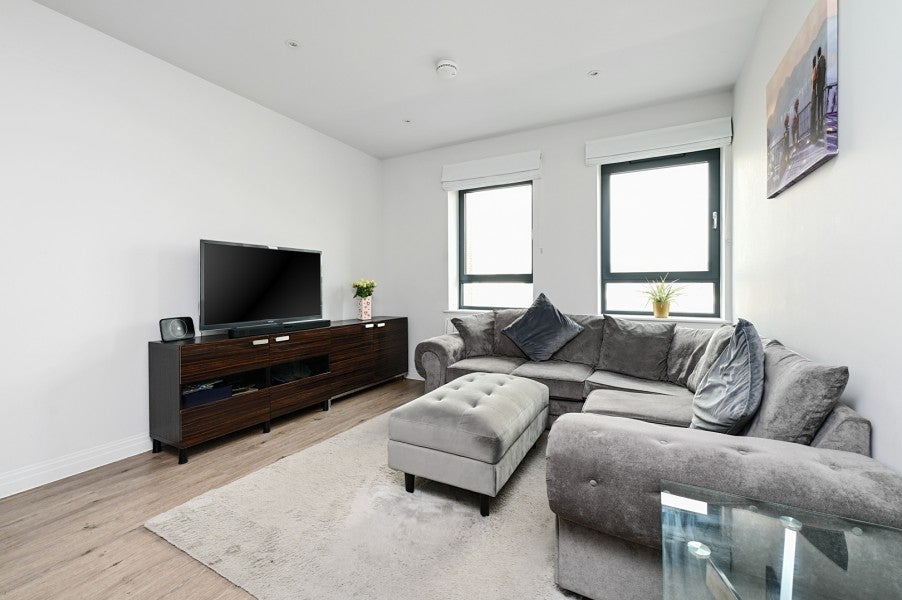 Flat Pembroke Broadway in Surrey Heath