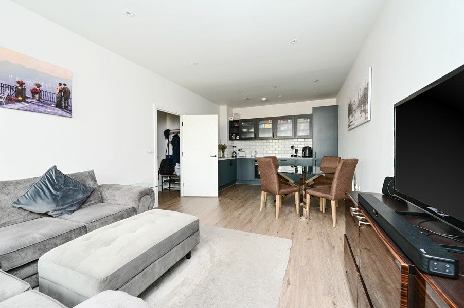 Flat Pembroke Broadway in Surrey Heath