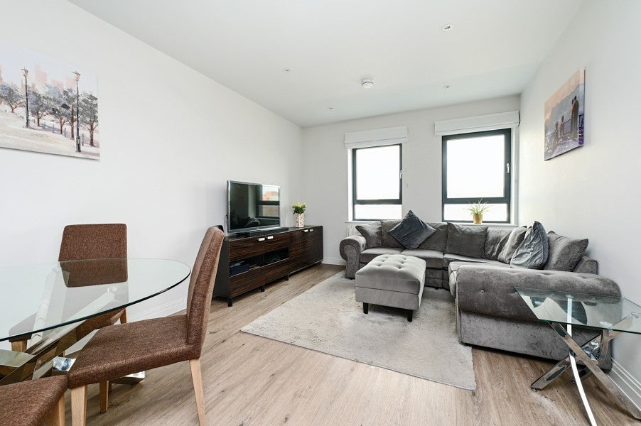 Flat Pembroke Broadway in Surrey Heath