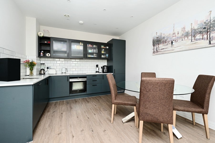 Flat Pembroke Broadway in Surrey Heath