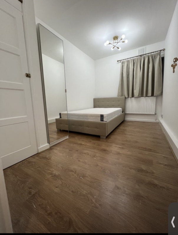 Room Wyvil Road in Greater London