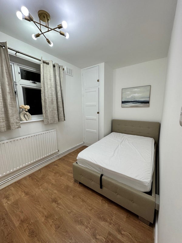Room Wyvil Road in Greater London