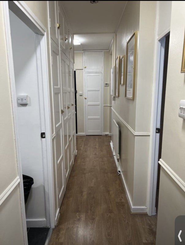 Room Wyvil Road in Greater London