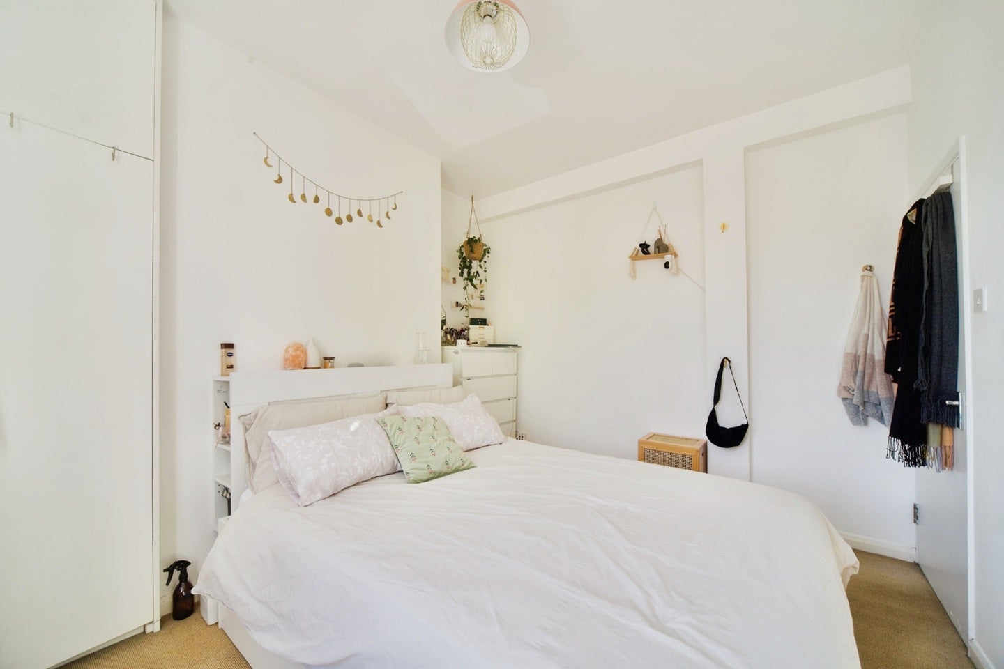 Flat Pegasus Court in Greater London