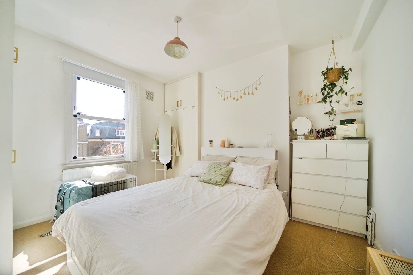 Flat Pegasus Court in Greater London