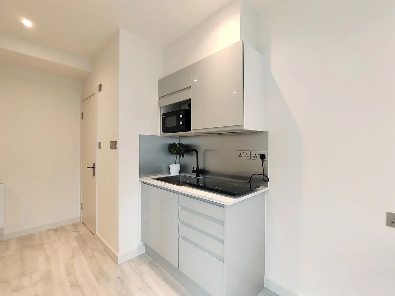 Flat Villiers Road in Greater London