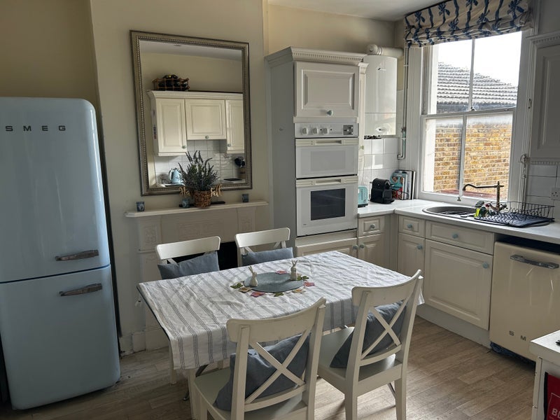 Room Wardo Avenue in Greater London