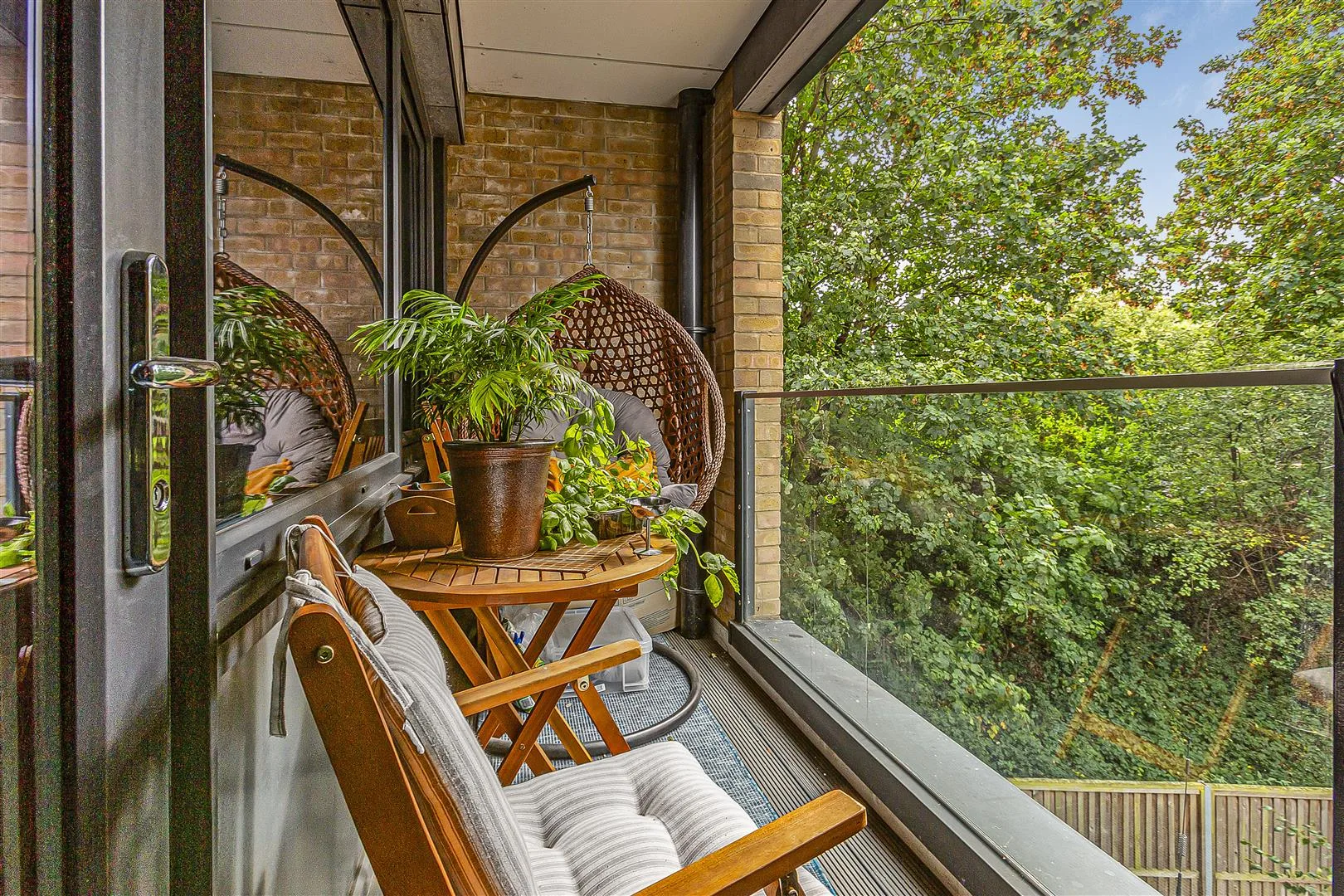 Flat Eltringham Street in Greater London
