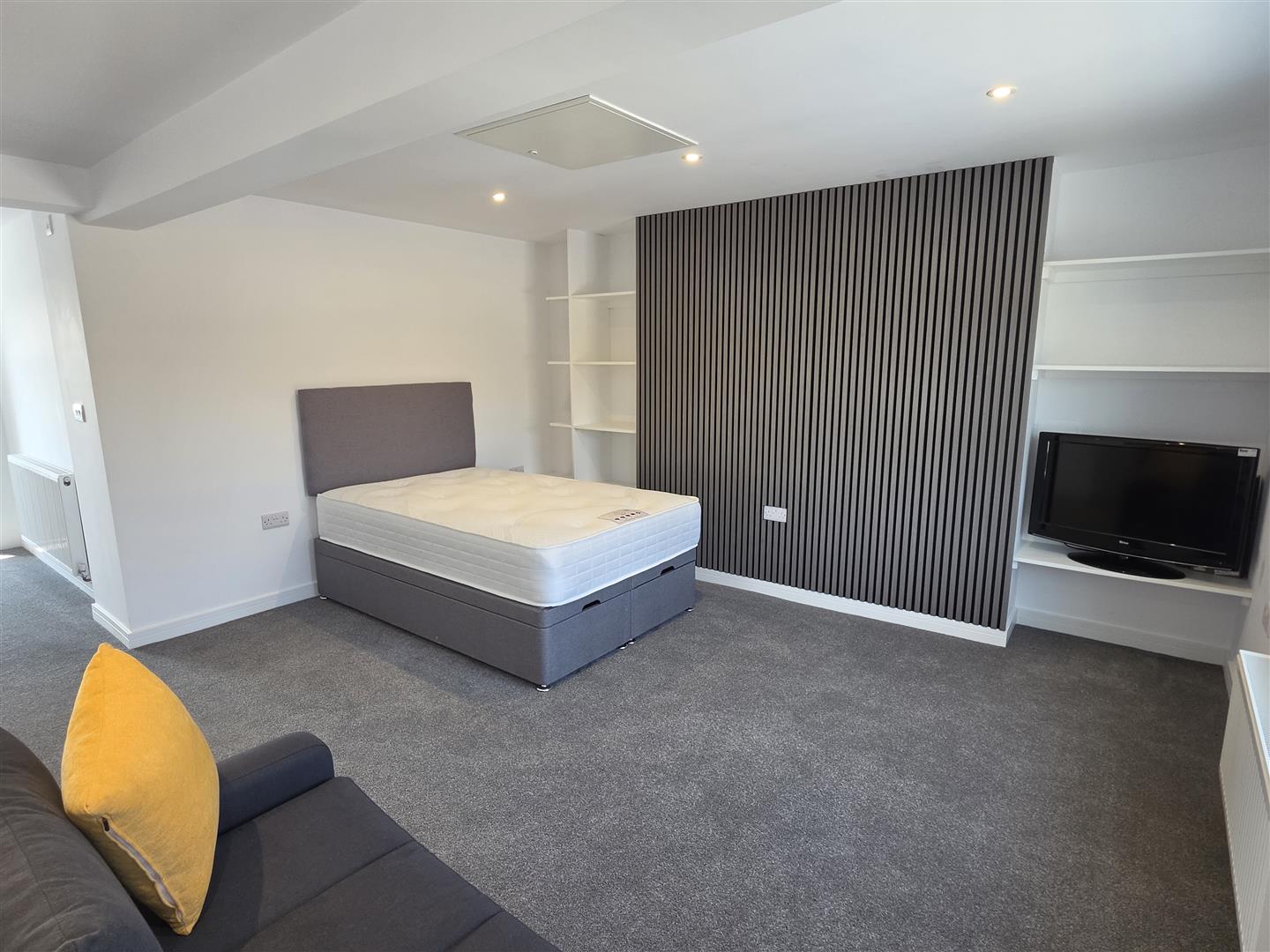 Flat Broadway in Borough of Swale
