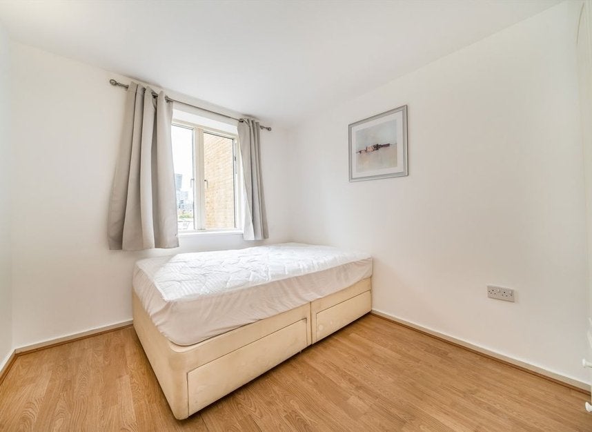 Flat Hutching's Street in Greater London