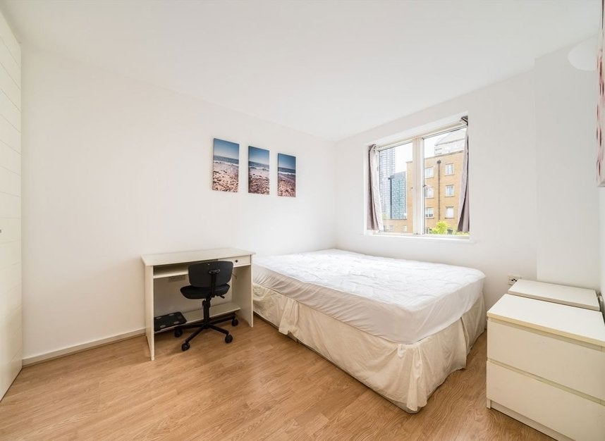 Flat Hutching's Street in Greater London