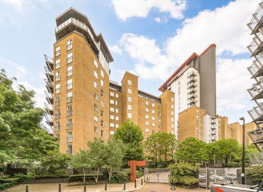 Flat Hutching's Street in Greater London