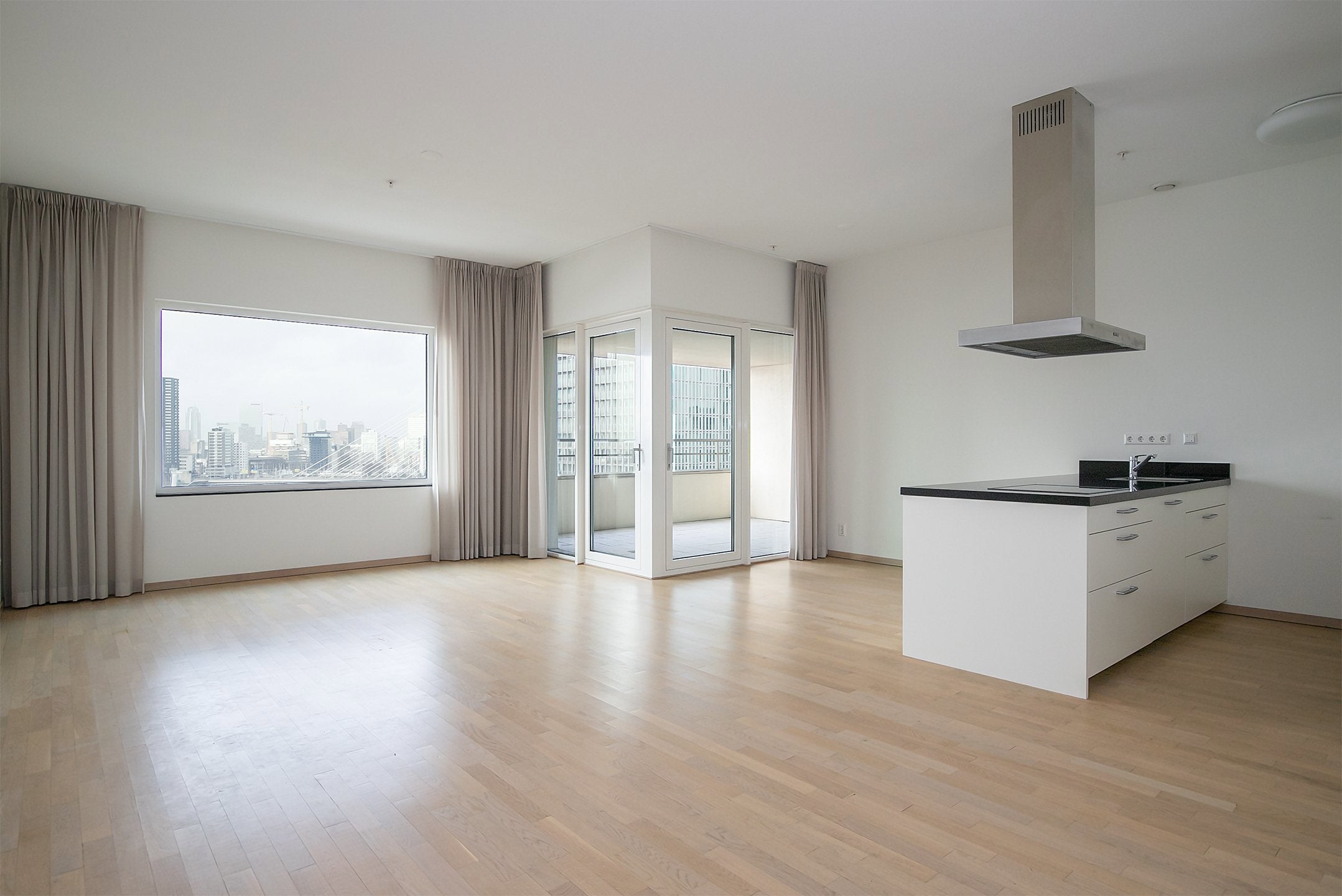 Flat Van der Hoevenplein in Rotterdam