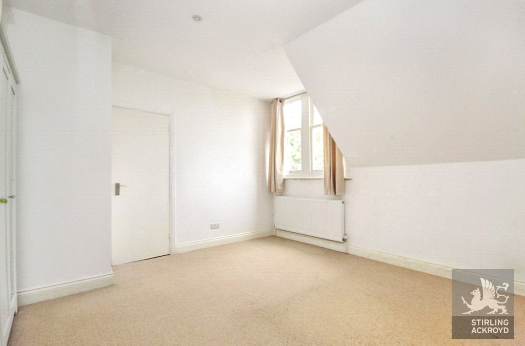 Flat Oakhill Road in Greater London