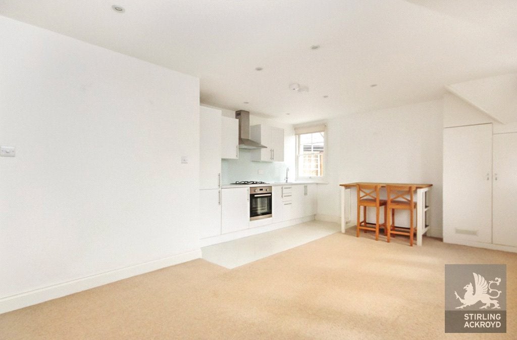 Flat Oakhill Road in Greater London