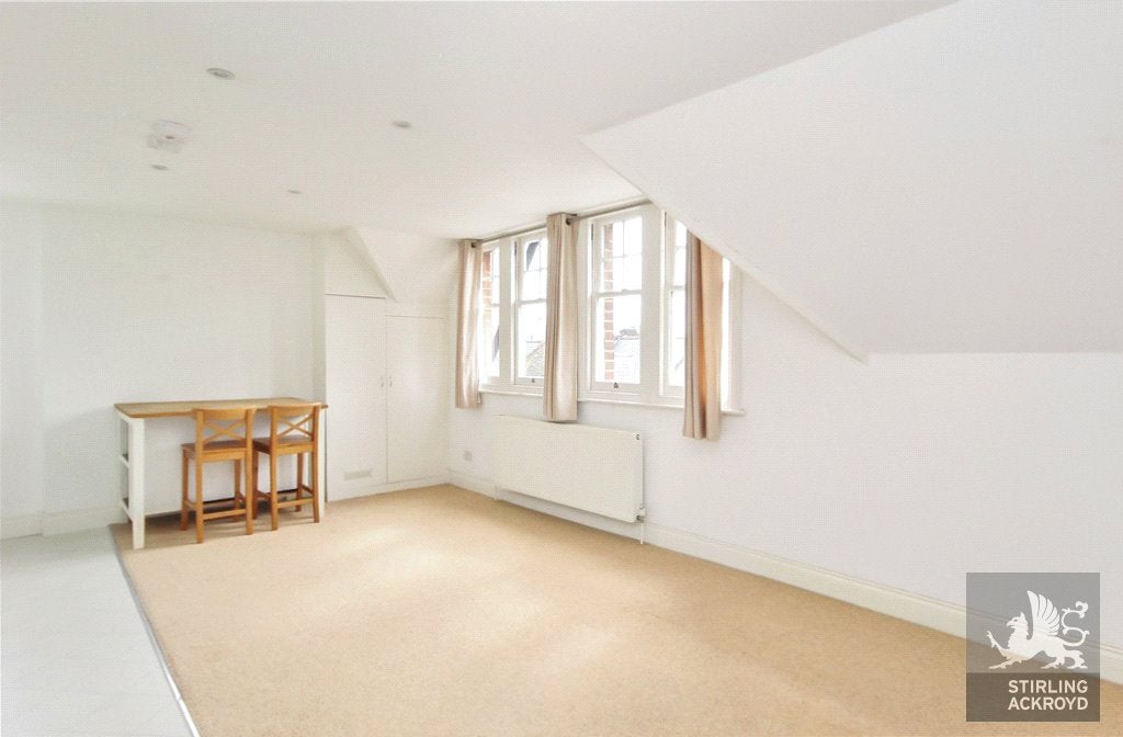 Flat Oakhill Road in Greater London