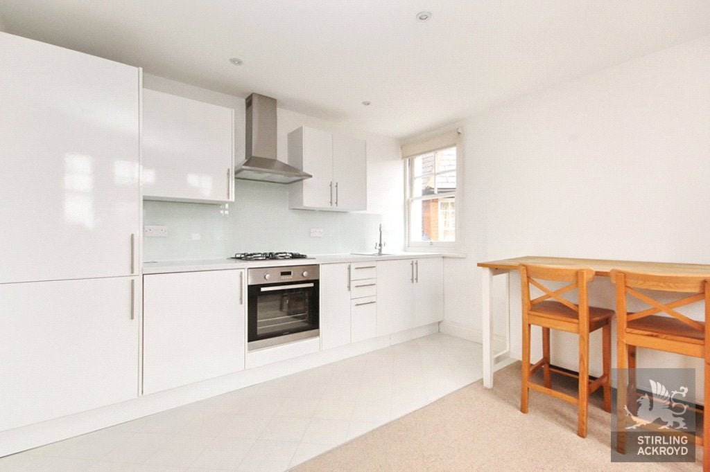 Flat Oakhill Road in Greater London