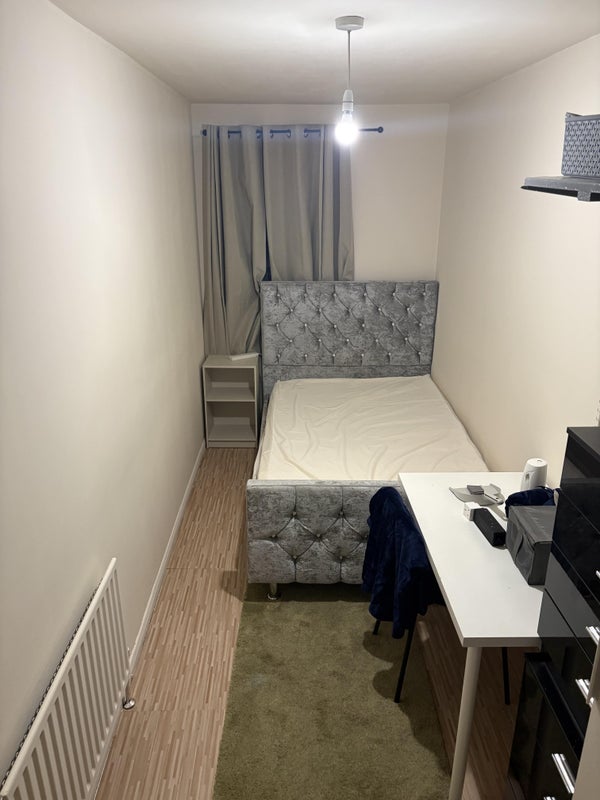 Room Dante Road in Greater London