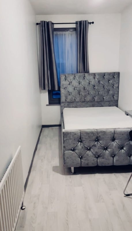 Room Dante Road in Greater London