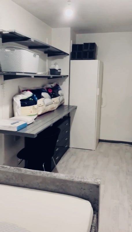 Room Dante Road in Greater London