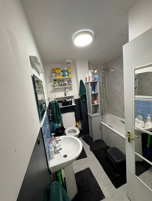 Room Dante Road in Greater London