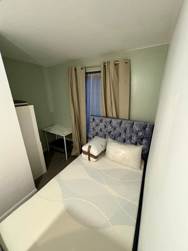 Room Dante Road in Greater London