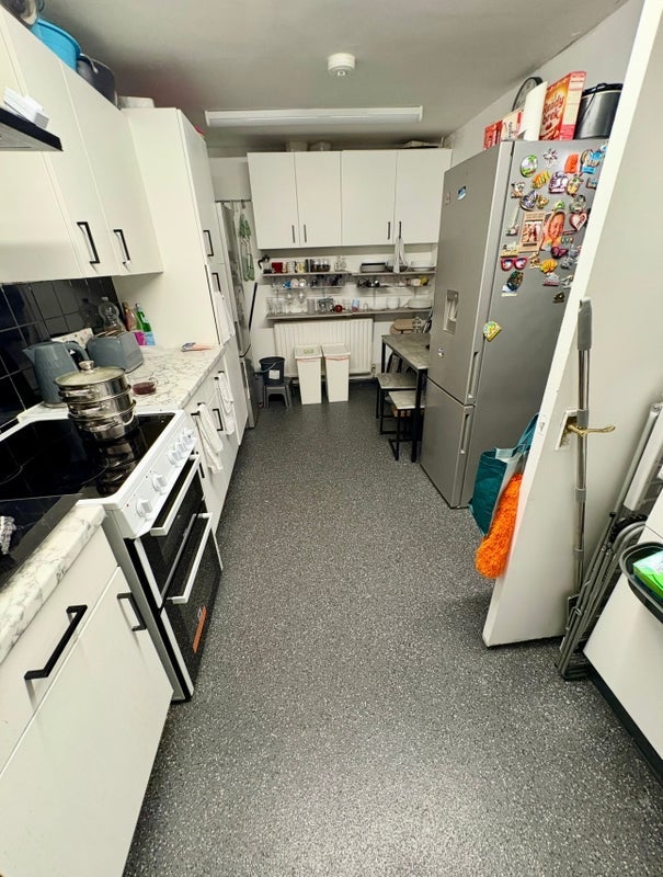 Room Dante Road in Greater London