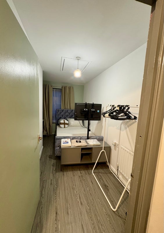 Room Dante Road in Greater London
