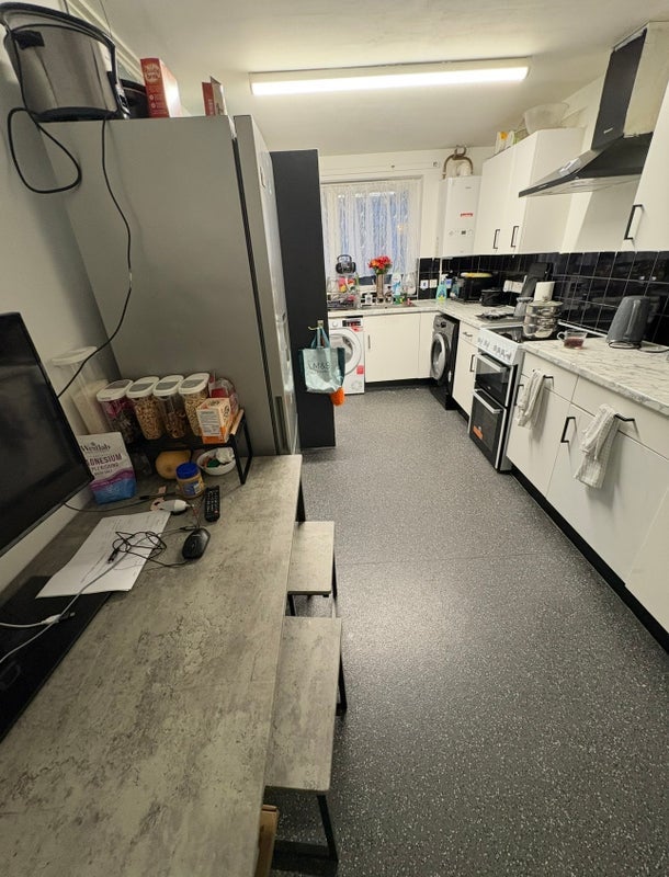 Room Dante Road in Greater London