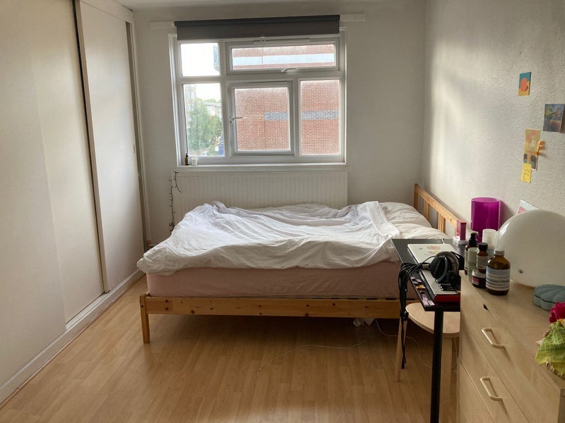 Room Rushmore Road in Greater London
