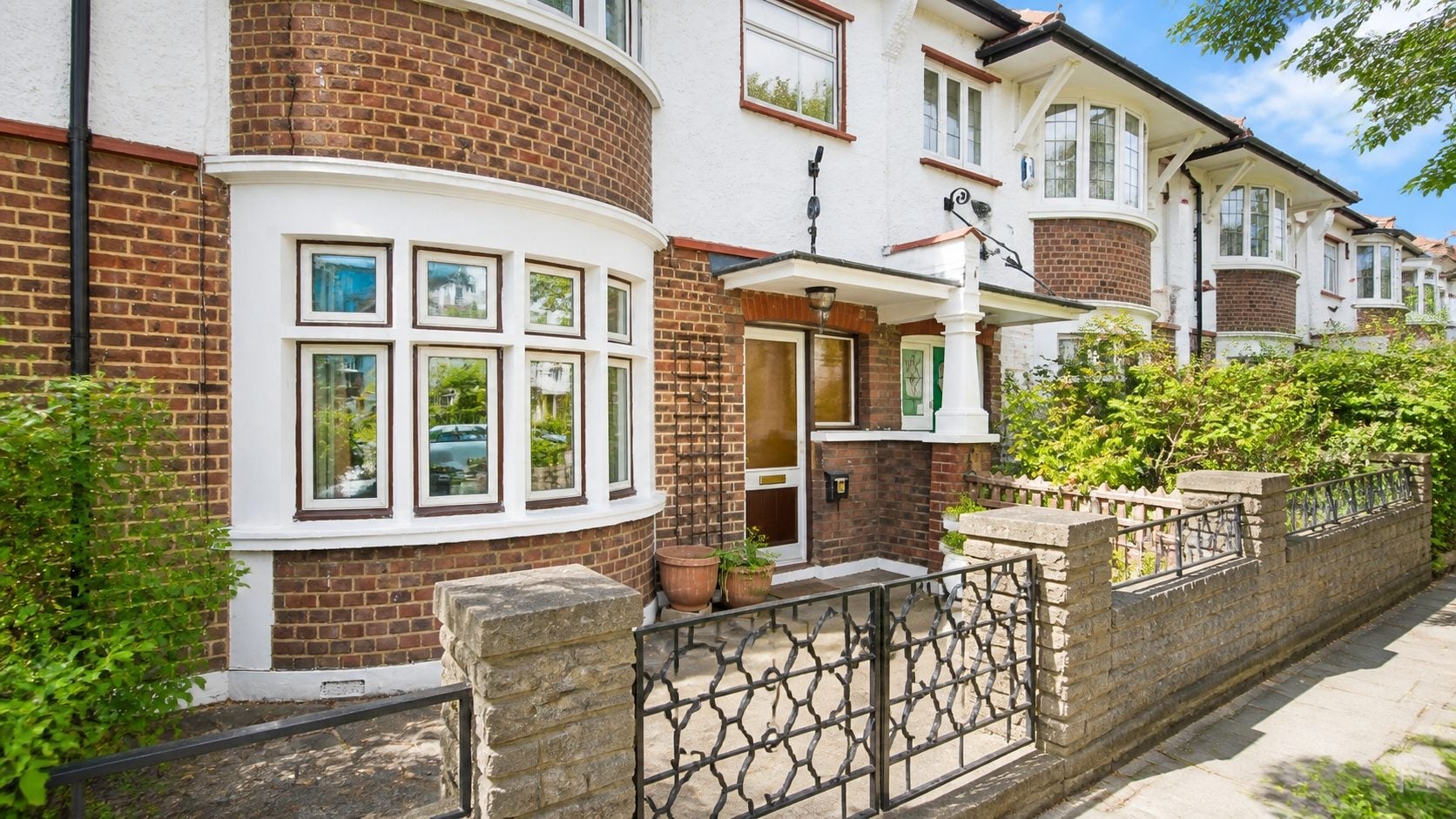 House Bracken Avenue in Greater London