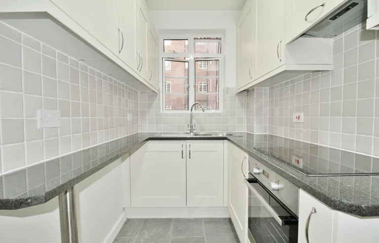 Flat Hammersmith Road in Greater London
