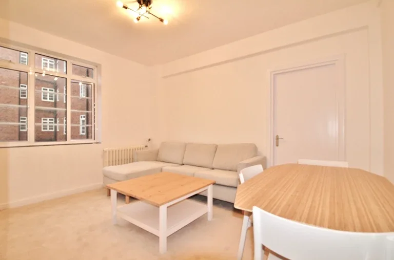Flat Hammersmith Road in Greater London
