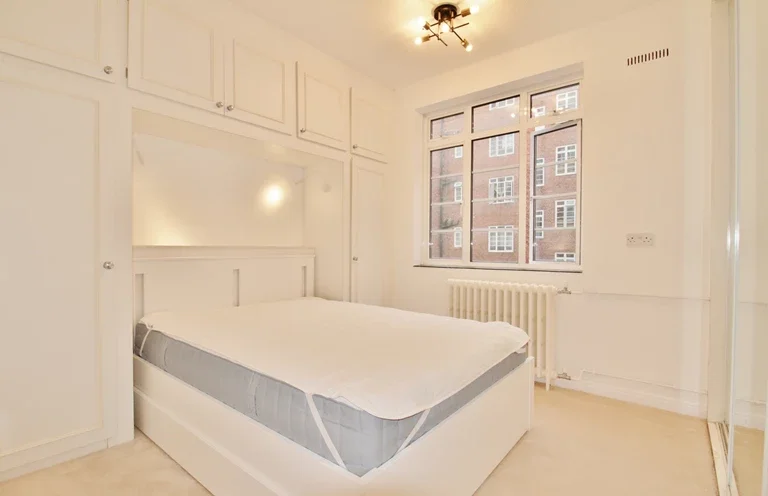 Flat Hammersmith Road in Greater London