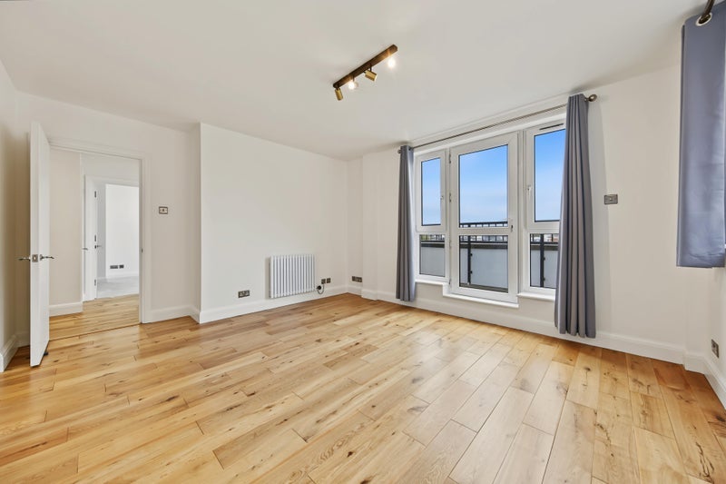 Flat Bartholomew Close in City of London