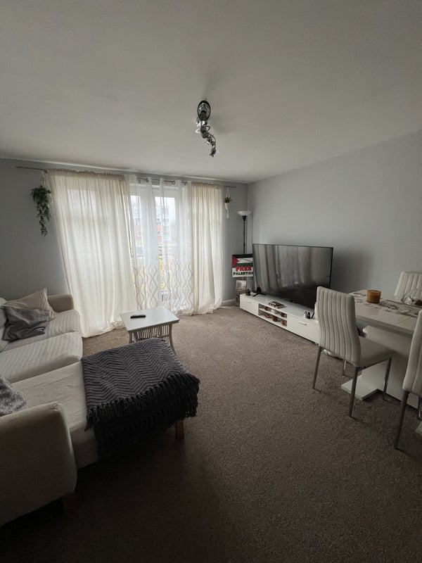 Room Wexham Road in Slough