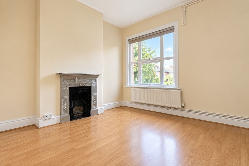 Flat Gladstone Avenue in Greater London