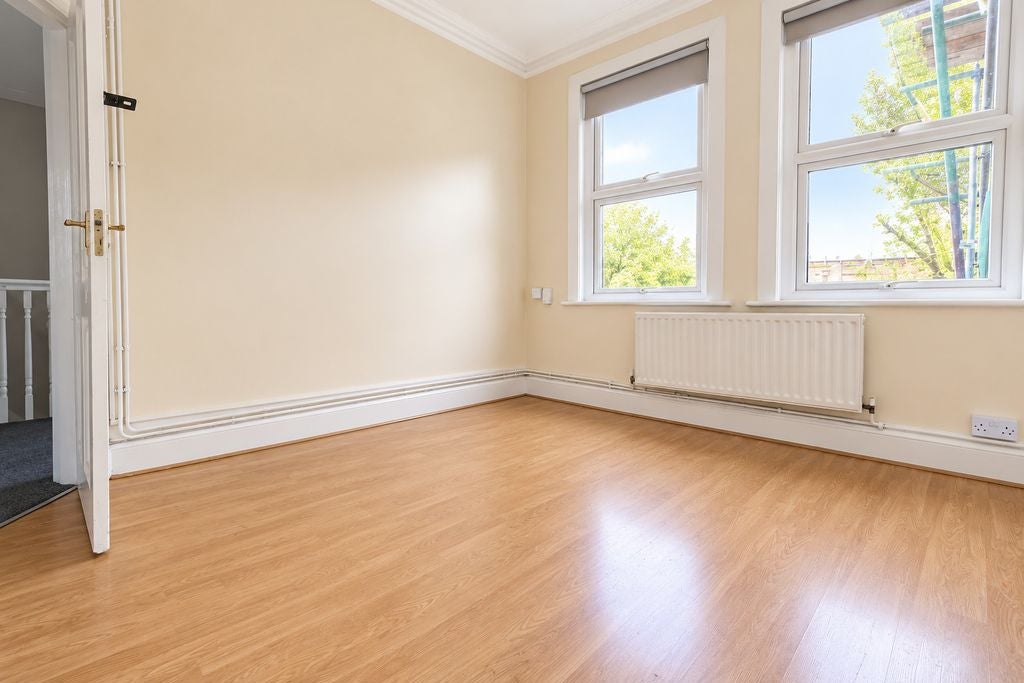 Flat Gladstone Avenue in Greater London