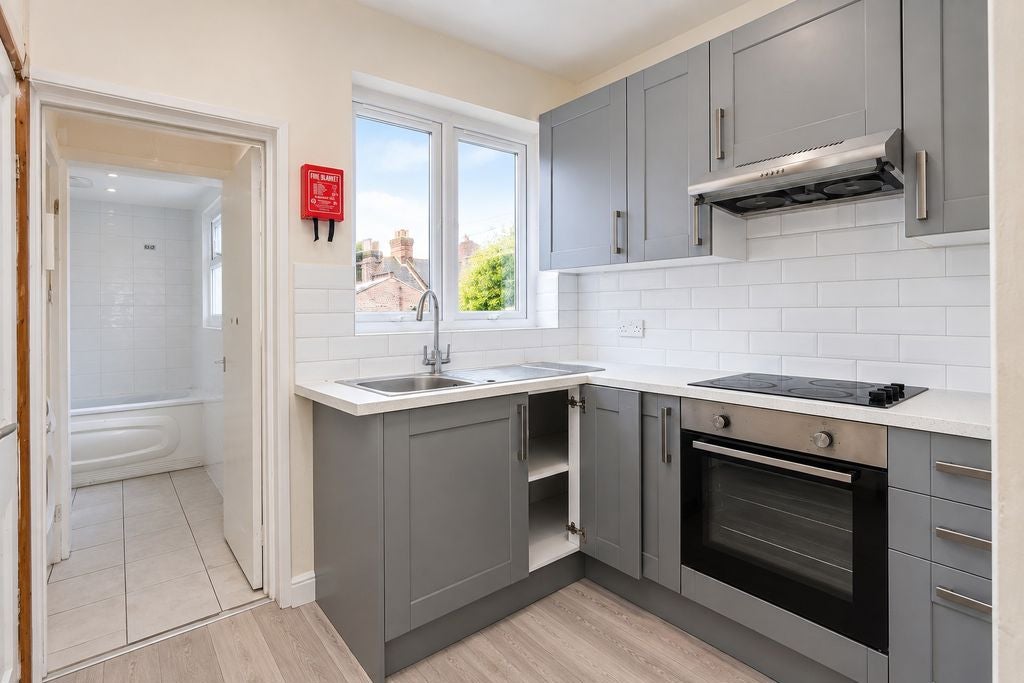 Flat Gladstone Avenue in Greater London
