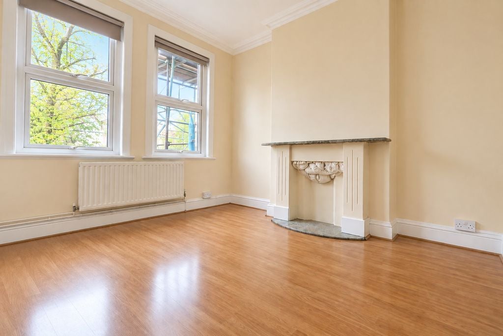 Flat Gladstone Avenue in Greater London