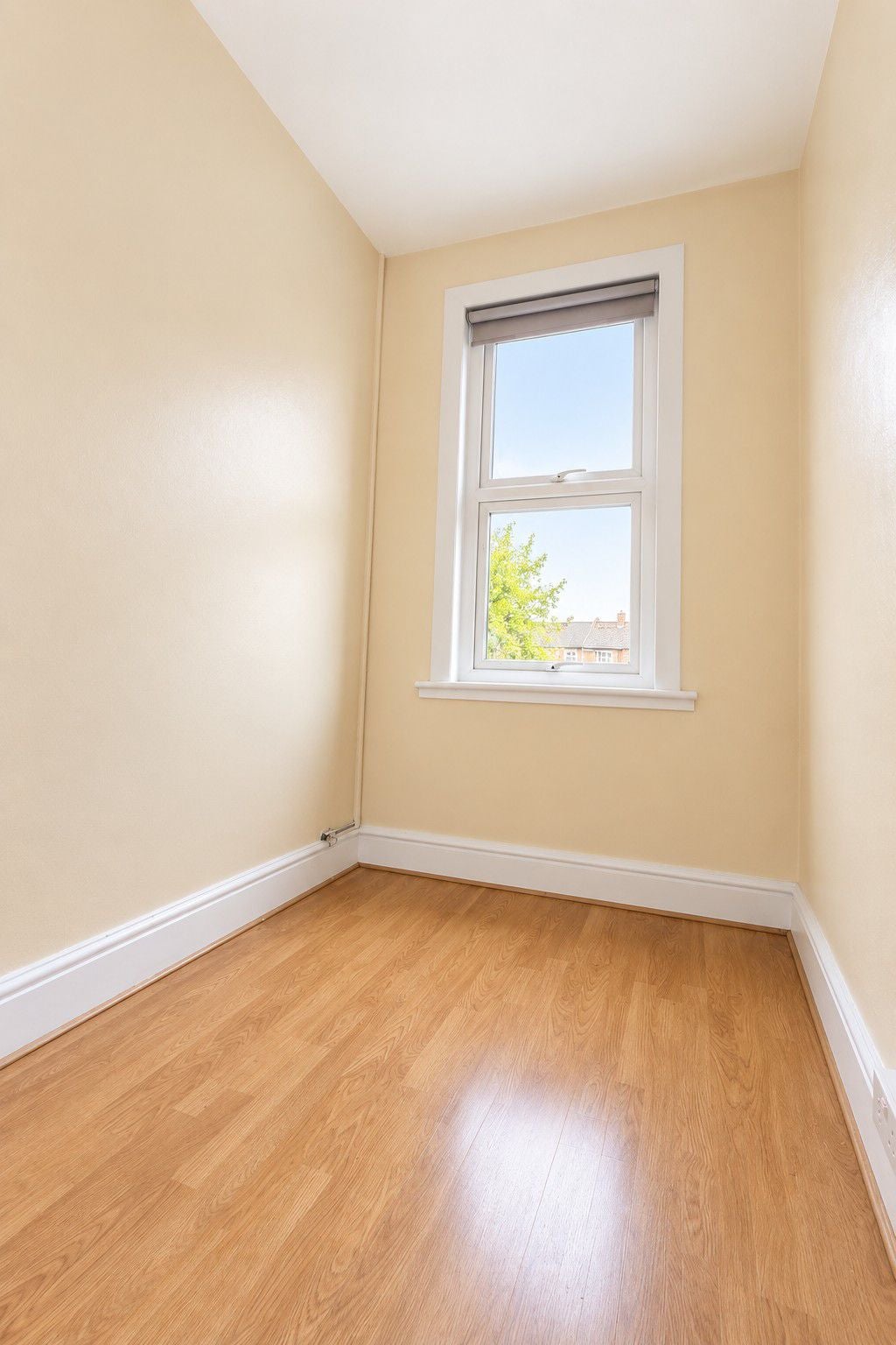 Flat Gladstone Avenue in Greater London