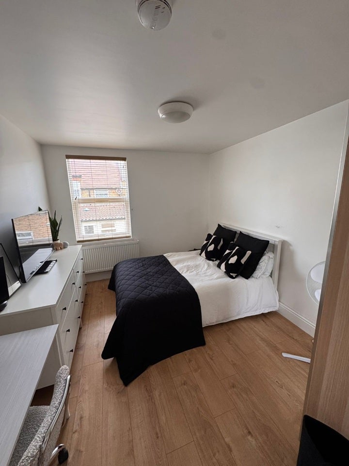 Room Grosvenor Road in Greater London