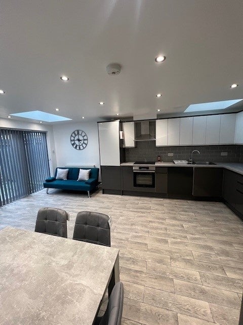 Room Grosvenor Road in Greater London